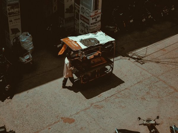 사극 드라마를 써본 적이 없는 작가를 기용합니다.